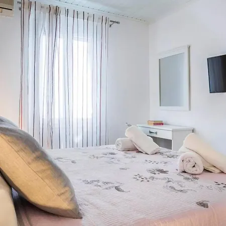 Thea Apartment *