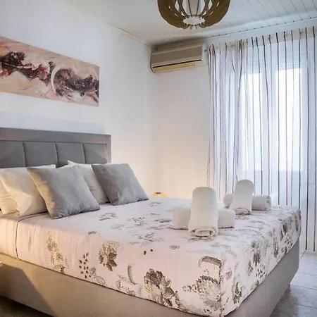 Thea Apartment *